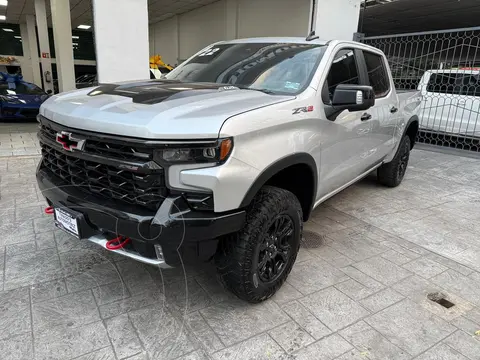 Chevrolet Cheyenne ZR2 usado (2022) color Plata financiado en mensualidades(enganche $240,000 mensualidades desde $33,956)