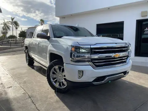 Chevrolet Cheyenne 2500 4x4 Doble Cab High Country usado (2017) color Blanco Marfil precio $588,000