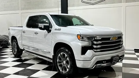 Chevrolet Cheyenne 5.3L High Country usado (2023) color Blanco financiado en mensualidades(enganche $246,000 mensualidades desde $26,556)