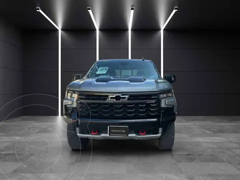 Chevrolet Cheyenne ZR2 usado (2023) color Gris precio $1,130,900