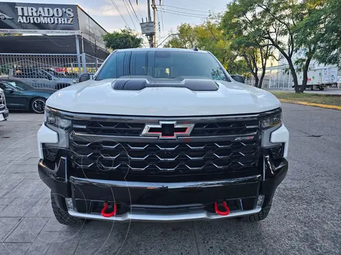 Chevrolet Cheyenne ZR2 usado (2024) color Blanco financiado en mensualidades(enganche $320,000 mensualidades desde $45,510)