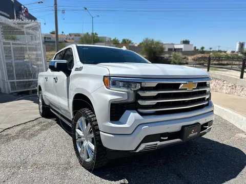 Chevrolet Cheyenne 5.3L High Country usado (2023) color Blanco precio $1,288,000