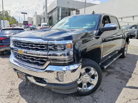 Chevrolet Cheyenne 2500 4x4 Doble Cab LTZ usado (2018) color Negro financiado en mensualidades(enganche $175,762 mensualidades desde $13,440)