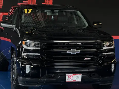 Chevrolet Cheyenne 2500 4x4 Doble Cabina Midnight Edition usado (2017) color Negro financiado en mensualidades(enganche $297,500)