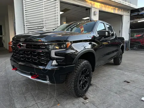 Chevrolet Cheyenne ZR2 usado (2023) color Negro financiado en mensualidades(enganche $260,000 mensualidades desde $35,113)