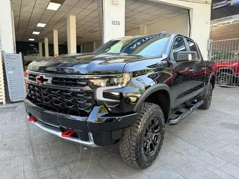 Chevrolet Cheyenne ZR2 usado (2024) color Negro financiado en mensualidades(enganche $300,000 mensualidades desde $42,976)