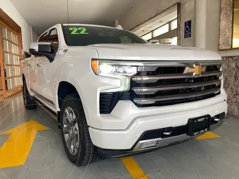 Chevrolet Cheyenne 6.2L High Country usado (2022) color Blanco Platinado financiado en mensualidades(enganche $499,900 mensualidades desde $22,786)