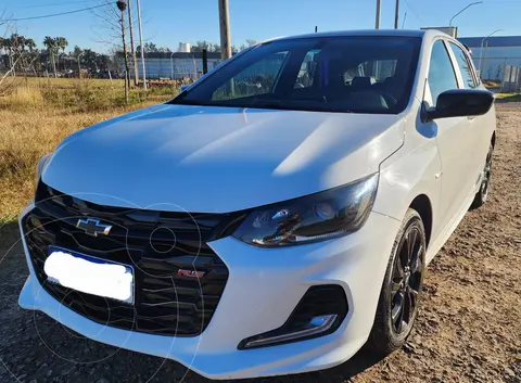 Chevrolet Onix 1.0T RS usado (2021) color Blanco precio $17.000.000