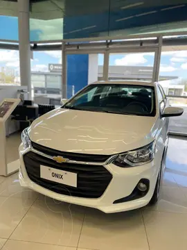 Chevrolet Onix 1.0T LT nuevo color Blanco Summit financiado en cuotas(anticipo $10.000.000 cuotas desde $300.000)