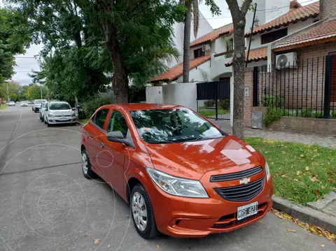 Chevrolet Onix LT usado (2013) color Naranja Flame precio u$s7.000