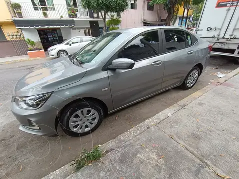 Chevrolet Onix LS usado (2023) color Gris Grafito precio $215,000