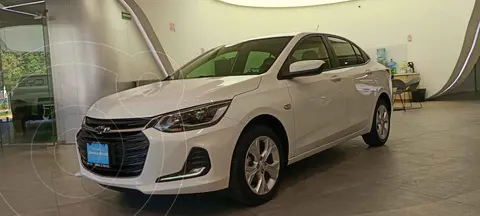 Chevrolet Onix LT usado (2024) color Blanco financiado en mensualidades(enganche $62,208 mensualidades desde $6,603)