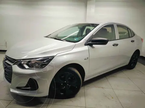 Chevrolet Onix LS usado (2021) color Plata precio $240,000