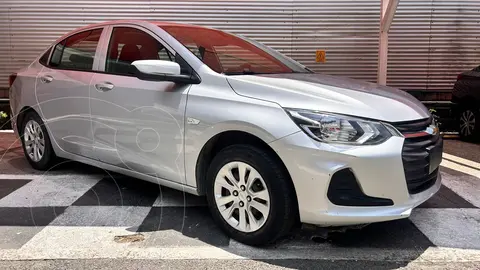 Chevrolet Onix LS Aut usado (2022) color plateado precio $210,000