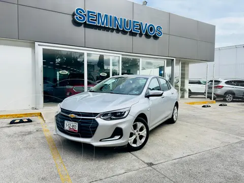 Chevrolet Onix Premier Aut usado (2022) color plateado financiado en mensualidades(enganche $67,100 mensualidades desde $7,533)