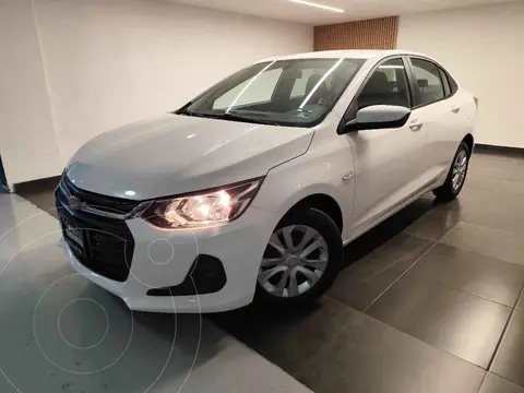 Chevrolet Onix LS Aut usado (2023) color Blanco financiado en mensualidades(enganche $55,044 mensualidades desde $6,371)