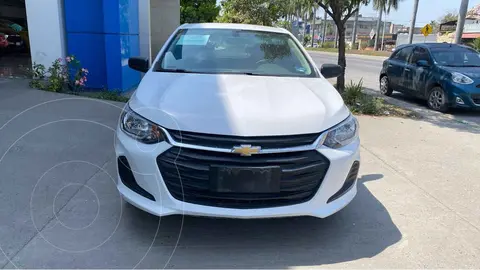Chevrolet Onix LS usado (2021) color Blanco financiado en mensualidades(enganche $49,200 mensualidades desde $7,332)