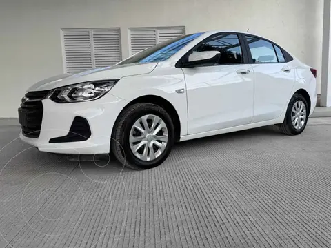 Chevrolet Onix LS usado (2023) color Blanco financiado en mensualidades(enganche $55,944 mensualidades desde $5,938)