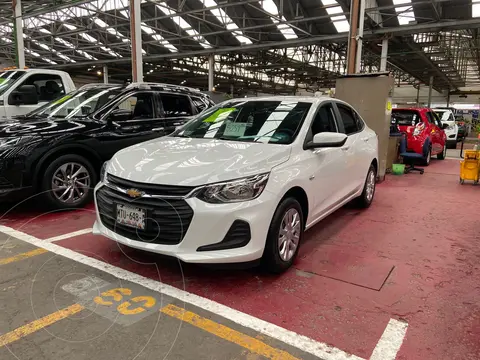 Chevrolet Onix LT usado (2024) color Blanco financiado en mensualidades(enganche $76,000 mensualidades desde $9,750)