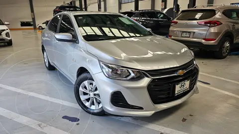 Chevrolet Onix LT usado (2021) color plateado precio $237,900