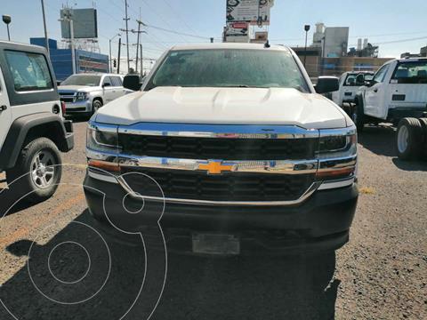 Chevrolet Silverado 1500 LS Cab Reg A/A Radio Aut usado (2018) color Blanco precio $350,000