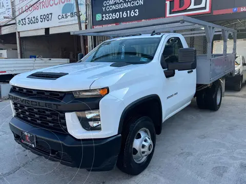 Chevrolet Silverado 3500 WT usado (2023) color Blanco financiado en mensualidades(enganche $282,543 mensualidades desde $17,565)