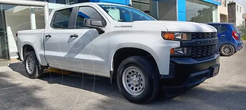 Chevrolet Silverado Doble Cabina 4X2 usado (2021) color Blanco precio $658,630