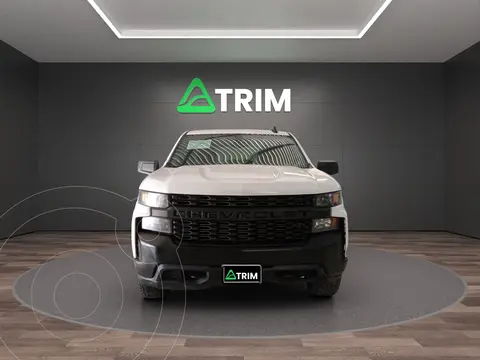 Chevrolet Silverado Doble Cabina 4X4 usado (2020) color Blanco precio $389,999
