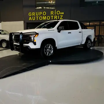 Chevrolet Silverado Custom 4X4 usado (2023) color Blanco financiado en mensualidades(enganche $94,202 mensualidades desde $19,861)