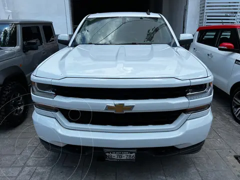 Chevrolet Silverado 4x4 Doble Cabina LS usado (2018) color Blanco Olimpico precio $595,000