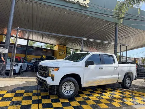 Chevrolet Silverado Doble Cabina 4X4 usado (2024) color Blanco precio $699,000
