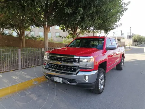 Chevrolet Silverado Doble Cabina 4X4 usado (2017) color Rojo precio $389,000