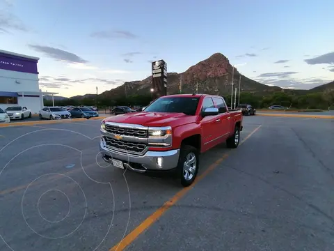Chevrolet Silverado Doble Cabina 4X4 usado (2017) color Rojo precio $389,000