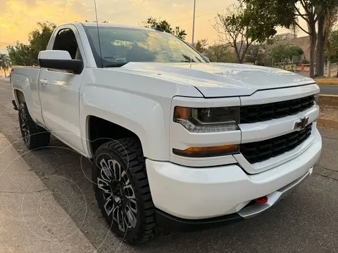 Chevrolet Silverado 4x4 Cab Reg LS usado (2018) color Blanco Olimpico financiado en mensualidades(enganche $140,000 mensualidades desde $11,800)
