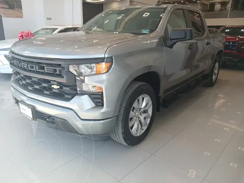 Chevrolet Silverado Doble Cabina 4X4 usado (2023) color plateado precio $850,000