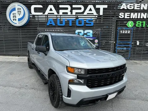 Chevrolet Silverado Doble Cabina 4X4 usado (2020) color plateado financiado en mensualidades(enganche $125,180 mensualidades desde $13,046)