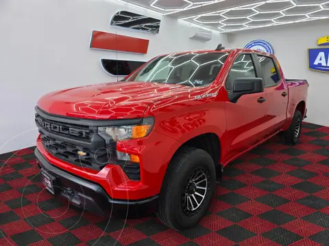 Chevrolet Silverado Doble Cabina 4X2 usado (2024) color Rojo Lava precio $829,900