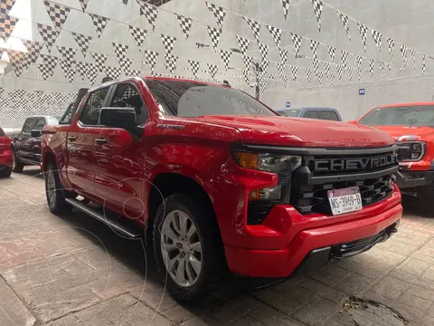 Chevrolet Silverado Doble Cabina 4X4 usado (2023) color Rojo Lava precio $769,000