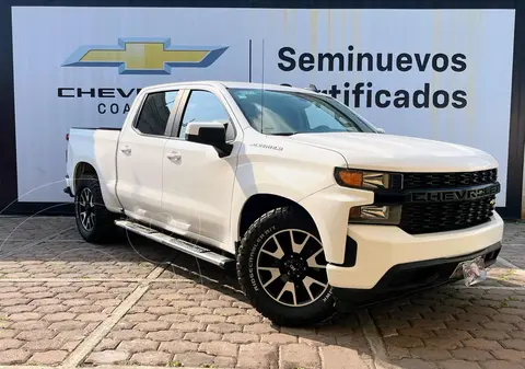 Chevrolet Silverado Doble Cabina 4X2 usado (2020) color Blanco precio $550,000