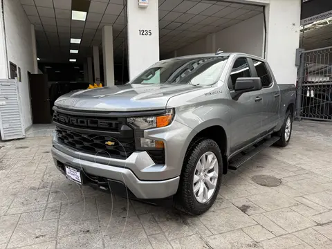 Chevrolet Silverado Doble Cabina 4X4 usado (2023) color Gris precio $799,900