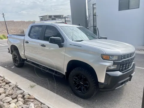 Chevrolet Silverado Doble Cabina 4X4 usado (2019) color Plata Brillante precio $670,000