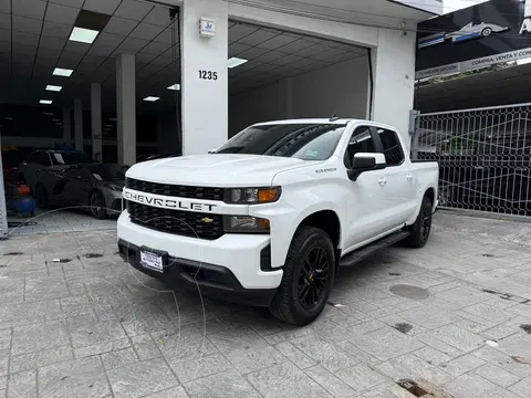 Chevrolet Silverado Doble Cabina 4X4 usado (2021) color Blanco financiado en mensualidades(enganche $130,000 mensualidades desde $19,497)