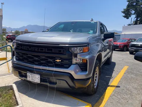 Chevrolet Silverado Doble Cabina 4X2 usado (2023) color Gris precio $699,900