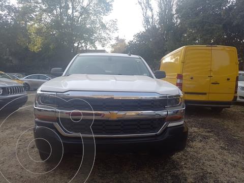 Chevrolet Silverado 4x2 Doble Cabina LS usado (2017) color Blanco financiado en mensualidades(enganche $88,600 mensualidades desde $9,541)
