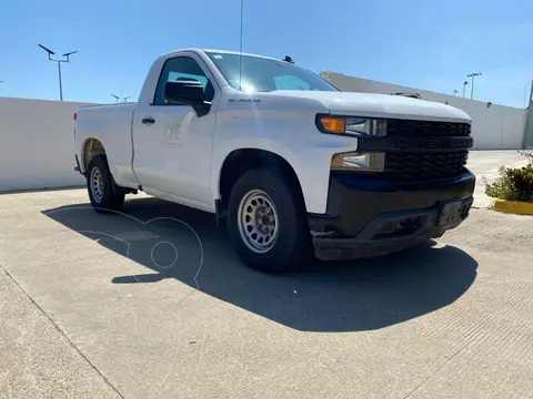 Chevrolet Silverado Cabina Regular 4X2 usado (2020) color Blanco financiado en mensualidades(enganche $88,000 mensualidades desde $10,704)