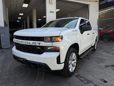 Chevrolet Silverado Doble Cabina 4X4 usado (2021) color Blanco financiado en mensualidades(enganche $134,000 mensualidades desde $20,504)