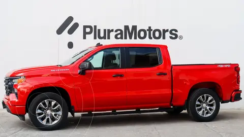 Chevrolet Silverado Doble Cabina 4X4 usado (2023) color Rojo financiado en mensualidades(enganche $171,380 mensualidades desde $14,602)