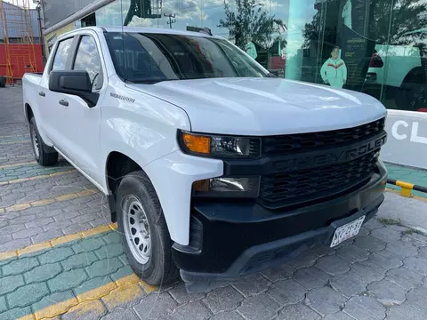 Chevrolet Silverado Doble Cabina 4X2 usado (2020) color Blanco precio $500,000