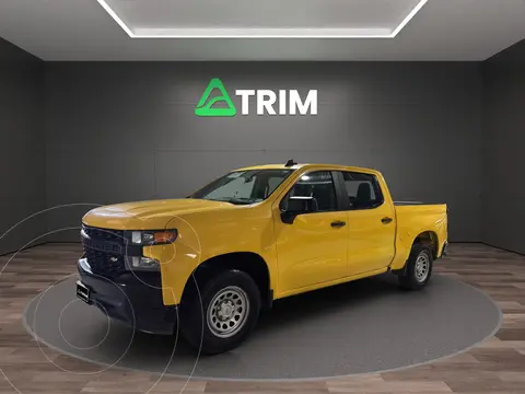 Chevrolet Silverado Doble Cabina 4X4 usado (2020) color Ocre precio $390,000