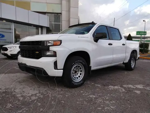 Chevrolet Silverado Doble Cabina 4X2 usado (2020) color Blanco financiado en mensualidades(enganche $109,760 mensualidades desde $11,975)